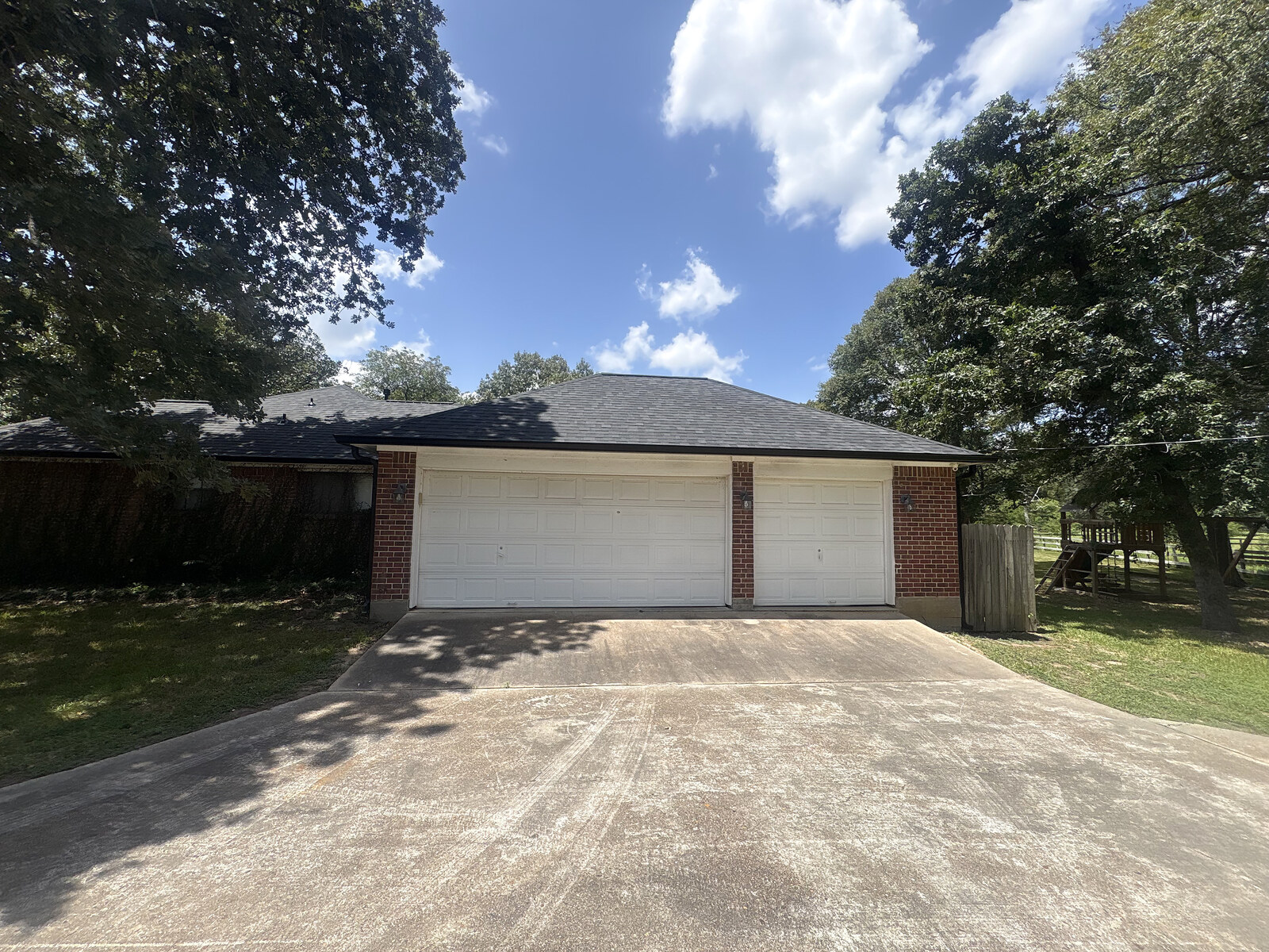 Home serviced for gutter cleaning - garage and driveway